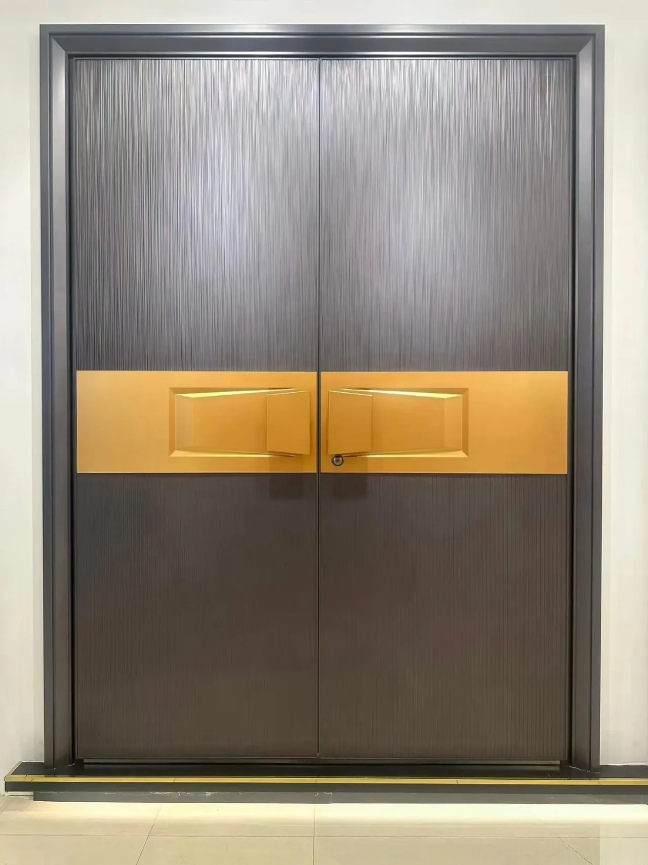 grand double-leaf cast aluminium entrance 1