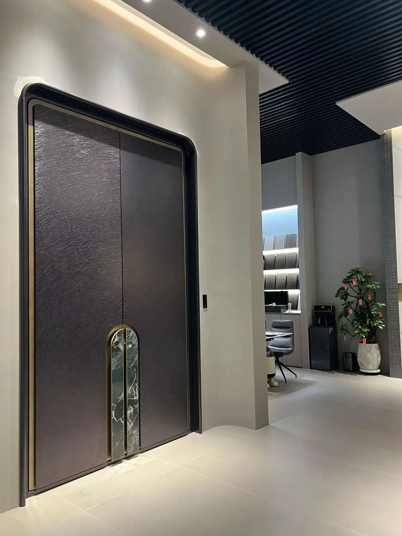 grand double-leaf cast aluminium entrance 8