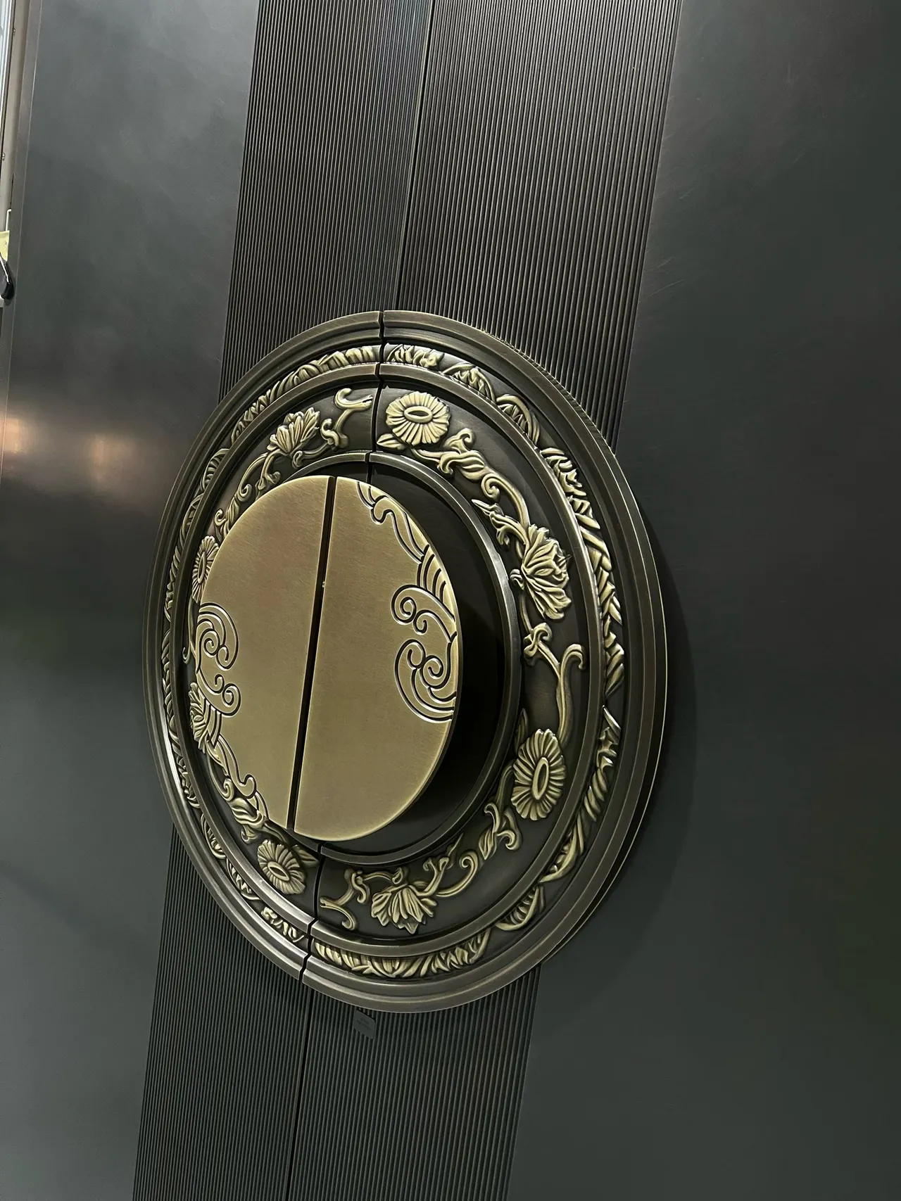 cast aluminium door with rosette medallion 3