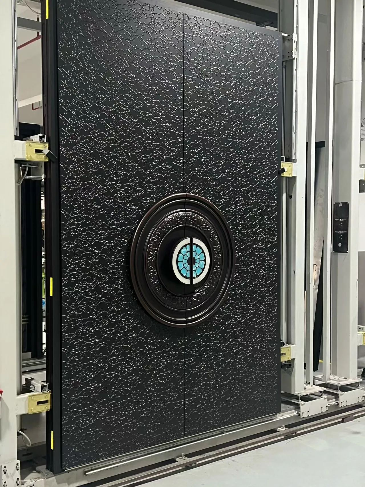 cast aluminium door with rosette medallion 5