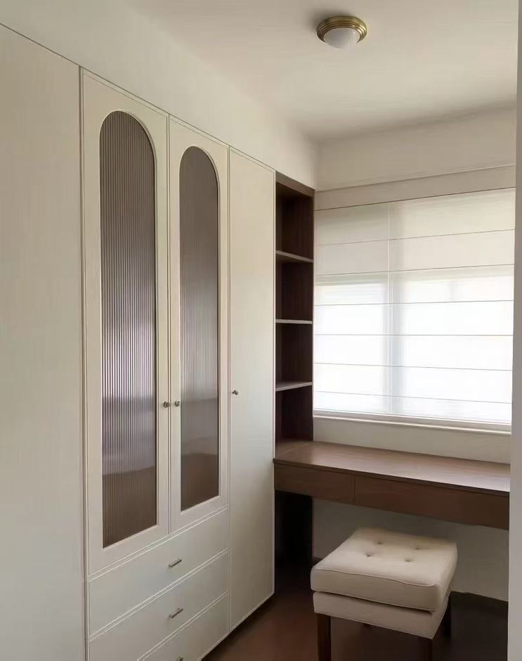 Dressing room — arched fluted-glass wardrobe