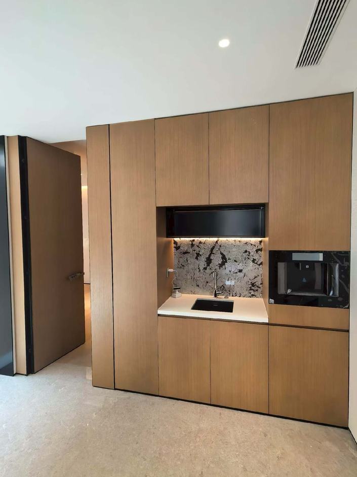 Flush and panelled interior door leaves side by side